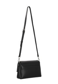 Fekete bőrből készült válltáska téglalap alakú, állítható pánttal és ezüstszínű fém kiegészítőkkel. Lappal záródik és sima a felülete.