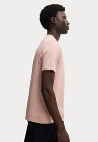 Marks & Spencer REGULAR FIT CREW NECK - T-shirt basic - pink mix