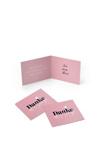 Rožaina saliekama kartiņu komplekts ar baltu un melnu tekstu. Iekšējais teksts ietver roku rakstītus līnijas. Izteiksmīgi akcenti ir sirdis un ziedu dizains.