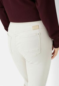 BRAX STYLE PAMINA FUN - Jeans Slim Fit - cream