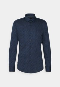 Mörkblå skjorta med långa ärmar och ett geometriskt blått mönster, knapp-down krage och blå knappar, tillverkad av ett mjukt tyg.