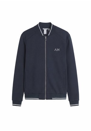 Giacca bomber blu navy con zip, rifiniture bianche su collo, polsini e orlo, con logo "AM" sul petto a sinistra.