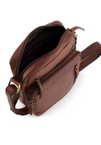 Braune Leder-Crossbody-Tasche mit einem Hauptfach mit Reißverschluss, einer vorderen Reißverschlusstasche und einem verstellbaren Riemen. Glatte Textur und minimale Hardware.