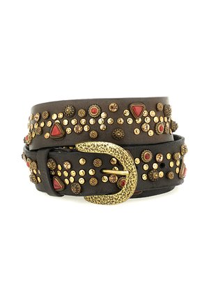 Cintura in pelle marrone scuro con borchie dorate, gemme rosse di forma triangolare e rotonda, e una fibbia dorata ornata, avvolta su uno sfondo bianco.