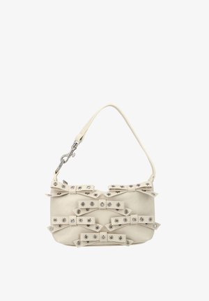 Kis törtfehér válltáska több masnis pánttal, ezüst szemekkel és ezüst csattal az állítható fogantyún.