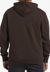 Sudadera marrón con una textura suave, bolsillo canguro y capucha ajustable con cordón. Puños y dobladillo ajustados, diseño casual adecuado para superponer.