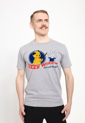 Graues Baumwoll-T-Shirt mit einem auffälligen Grafik eines gelben Charakters, der einen Zauberstab hält, mit dem Text "Izzy Wizzy, lass uns beschäftigt werden!" in Rot und Blau.