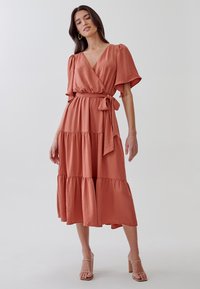 TUSSAH LOUISA MIDI  - Denní šaty - burnt orange
