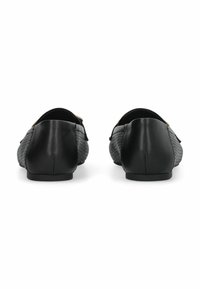 Mocassins en cuir noir avec un motif tissé texturé sur les côtés. Talon plat et bout arrondi. Esthétique minimaliste.