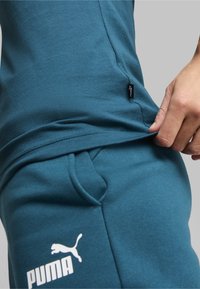 Puma ESSENTIALS LOGO RUNDHALS KURZARM - Camiseta estampada - cold green