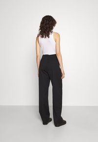 Filippa K Spodnie materiałowe