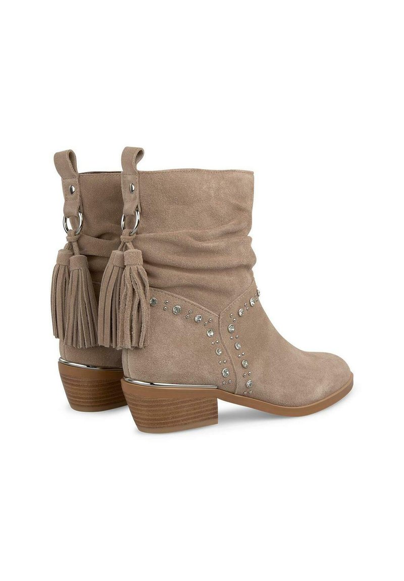 Botas de tobillo de ante beige con diseño arrugado, adornos de borlas y detalles de tachuelas plateadas a lo largo del lado. Tacón ancho para mayor estabilidad.