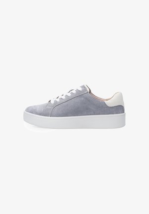 Lage grijze suède sneaker met witte veters, witte hielaccent en een dikke witte rubberen zool, zijaanzicht op witte achtergrond.