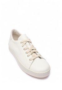 Biały skórzany sneaker o fakturowanej powierzchni, z zaokrąglonym noskiem, kontrastowymi beżowymi sznurówkami i subtelnymi akcentami przeszyć. Niska gumowa podeszwa.
