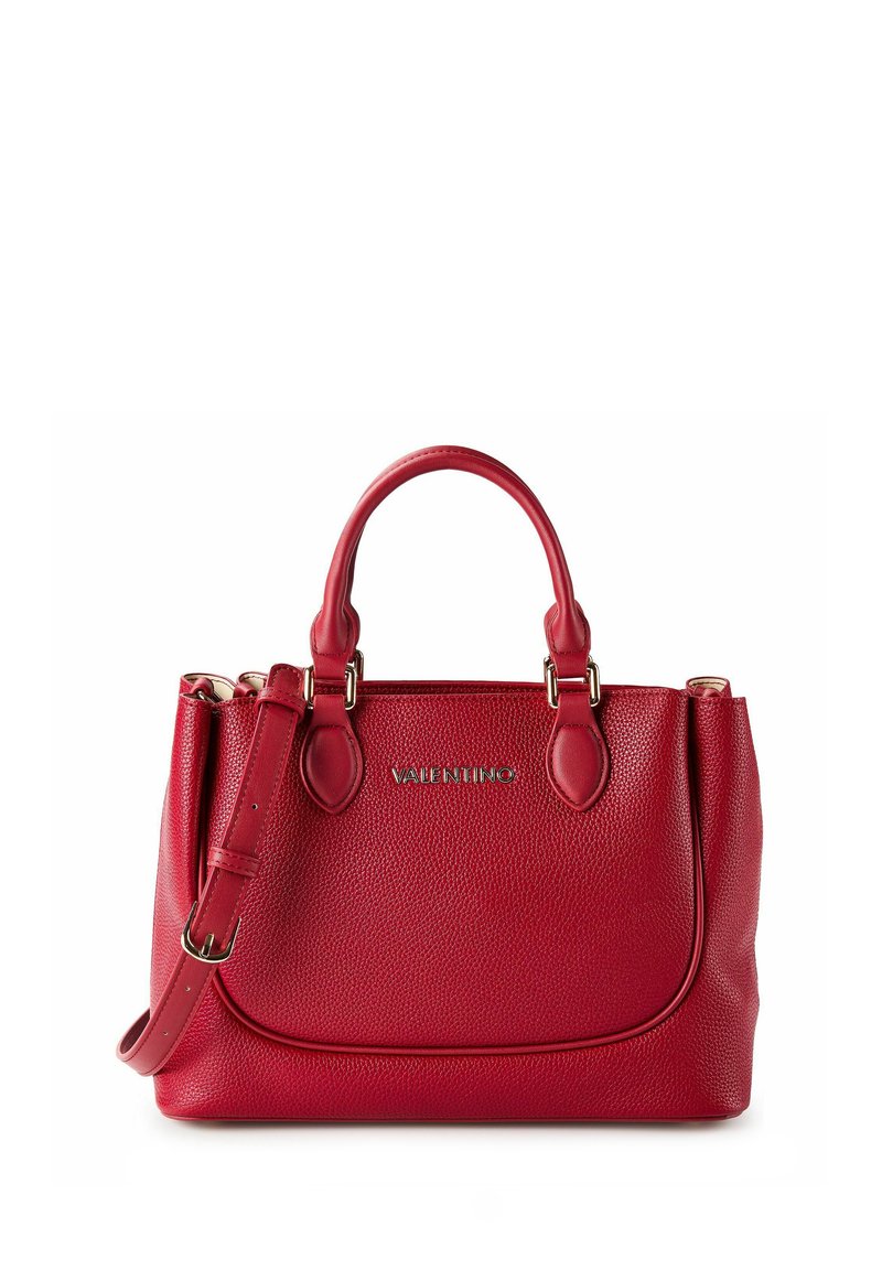 Sac à main en cuir rouge texturé avec double poignées et bandoulière amovible. Dispose d'un logo doré et d'accents métalliques.