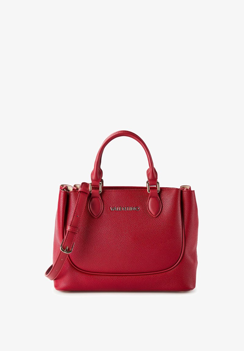 Sac à main en cuir rouge texturé avec double poignées et bandoulière amovible. Dispose d'un logo doré et d'accents métalliques.