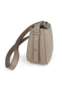 Brun læderhåndtaske med en struktureret form, tynd rem og detaljer i guldfarvet hardware. Tekstureret overflade med synlige stikninger.