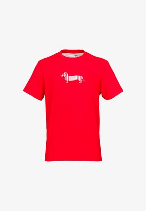 Rood T-shirt met korte mouwen van katoen, met een witte gestreepte teckelafbeelding aan de voorkant. Klassieke ronde hals en een comfortabele, losse pasvorm.