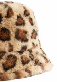 Leopardmønstret bucket hat lavet af blødt kunstpels, med en rund krone og en bred, fleksibel skygge med brune og sorte pletter.