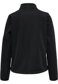 Zwarte softshell jas met een opstaande kraag, voorzien van een ritszak op de linkerarm en elastische manchetten. Gladde, matte textuur.
