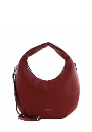 Sac hobo en cuir rouge avec une forme courbée, une poignée supérieure et une bandoulière amovible. Présente des accessoires métalliques et une texture lisse.