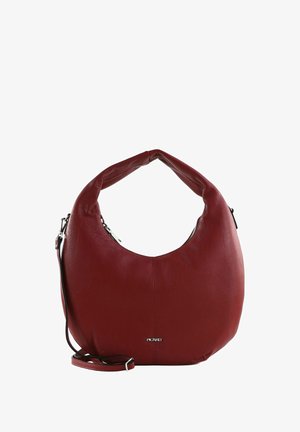 Sac hobo en cuir rouge avec une forme courbée, une poignée supérieure et une bandoulière amovible. Présente des accessoires métalliques et une texture lisse.