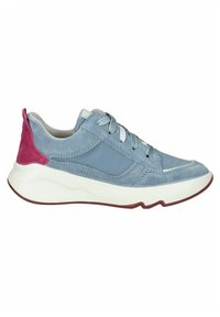 Blue suede and smooth leather sneaker with a pink suede heel accent, white midsole, and grey laces. Features stitching details and a rubber outsole.