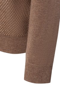 Brauner Strickpulloverseitenteil mit einer strukturierten Musterung in der Nähe der Schulter und gerippten Bündchen. Weicher, warmes Material mit glatter Oberfläche.