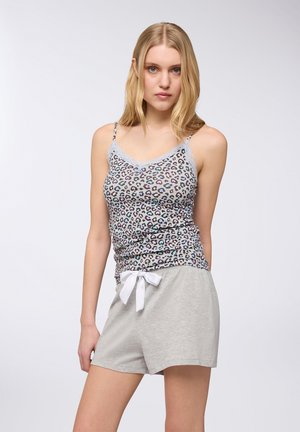 Top in stile canotta grigio con stampa leopardata multicolore, rifiniture in pizzo, e pantaloni corti grigi con un papillon bianco. Tessuto morbido, design aderente, stile casual.
