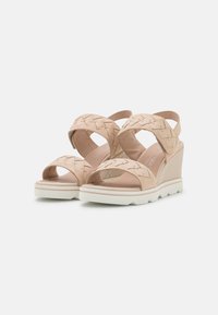 Wedge sandals in light beige with woven front straps and ankle support. Textured footbed, white rubber sole with wave pattern.