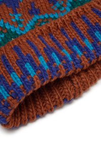Berretto lavorato a maglia con una base marrone, caratterizzato da un motivo di accentuazioni teal, blu e verde. Texture spessa con un dettaglio di bordo a costine.