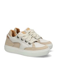 Zapatillas de cuero blancas con acentos de ante beige, suela gruesa de goma blanca y cordones de crema texturizados. Diseño minimalista con punta redonda.