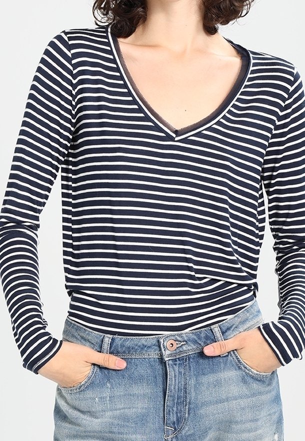Camicia a maniche lunghe a righe blu navy e bianche con scollo a V profondo. Tessuto morbido, vestibilità rilassata, presenta un colletto a contrasto e una leggera elasticità.