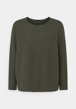 Pull en tricot vert olive à manches longues avec col rond et coupe décontractée, présenté sur un fond blanc uni.