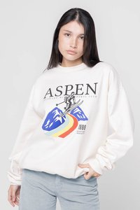 Sudadera color crema con un gráfico de un esquiador, montañas y un arcoíris, con el texto "ASPEN" en letras negritas negras.