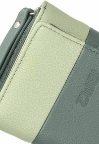 Cartera rectangular de cuero texturizado en verde claro y verde oscuro. Cuenta con cierre de cremallera y logotipo de la marca en relieve.