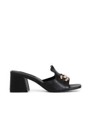 Mule con tacco in pelle nera, con punta aperta, caratterizzate da un'ornamentazione geometrica in oro e argento e un design con tacco a blocco.