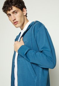 BOSS ZEFADE - Camisola com fecho - medium blue