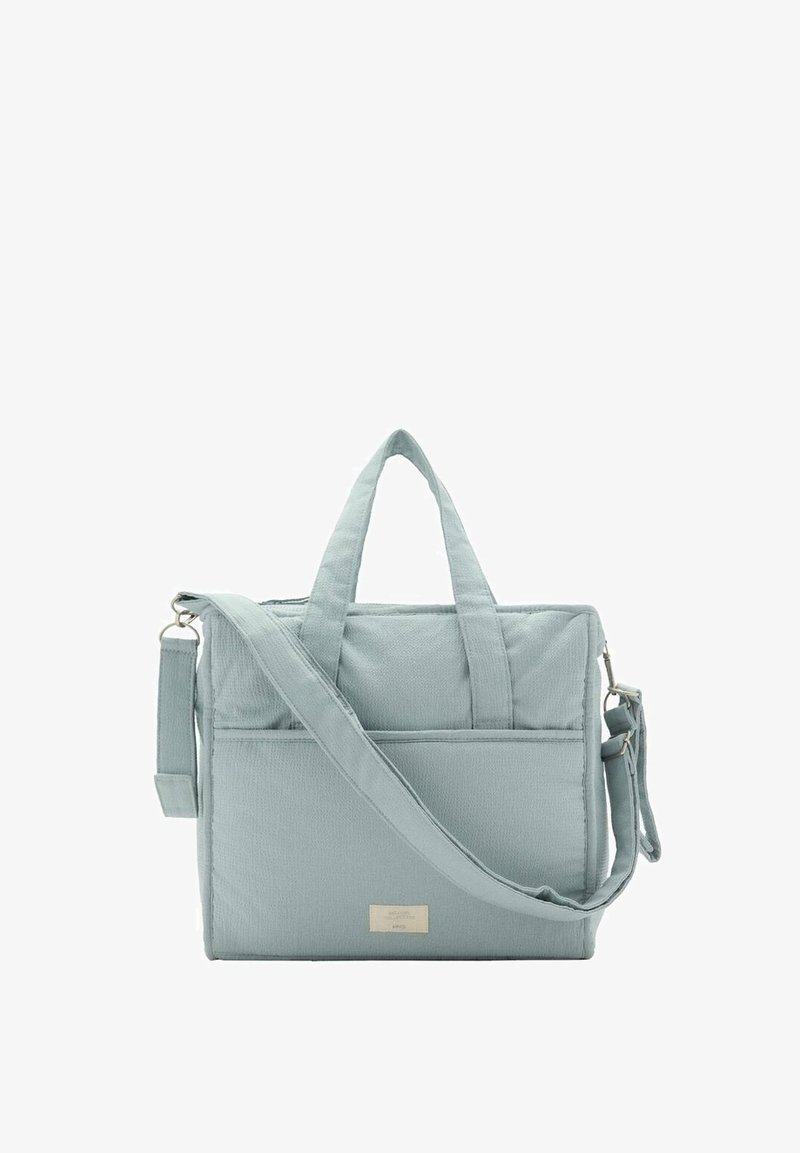 Borsa a spalla azzurro chiaro realizzata in tessuto testurizzato, con doppi manici superiori e una tracolla removibile. Include una tasca frontale e un logo in metallo.