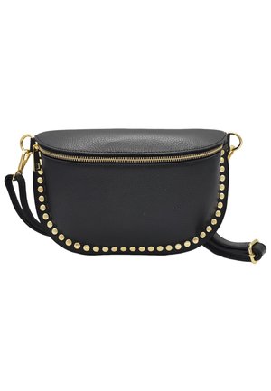 Sac bandoulière en cuir noir avec des clous dorés le long du bord avant, une fermeture éclair dorée et une bandoulière réglable avec des éléments métalliques dorés.