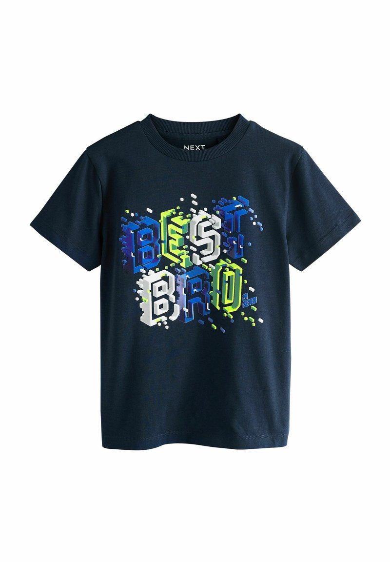 Námořnická modrá bavlněná trička s krátkým rukávem, na kterém je multikolorová grafika s nápisem "BEST BRO" v tučných blokových písmenech.