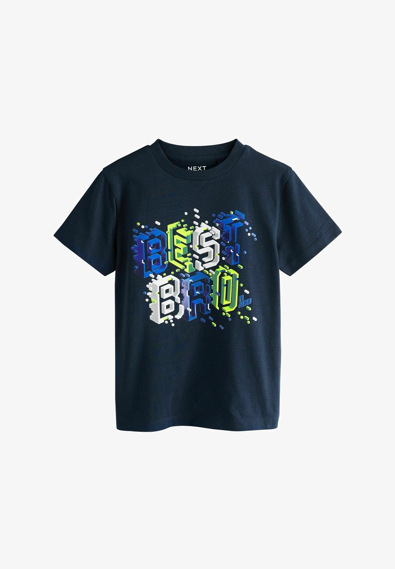 Navyblå t-shirt med korte ærmer med farverige 3D blokbogstaver, der staver "BEST BRO" på fronten.