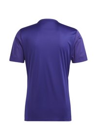 Korte mouw paarse sportshirt met een soepele textuur, ronde halslijn en mesh accenten op de schouders voor ademend vermogen.
