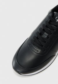 Calvin Klein Jeans RETRO RUNNER - Sneakers laag - black/bright white