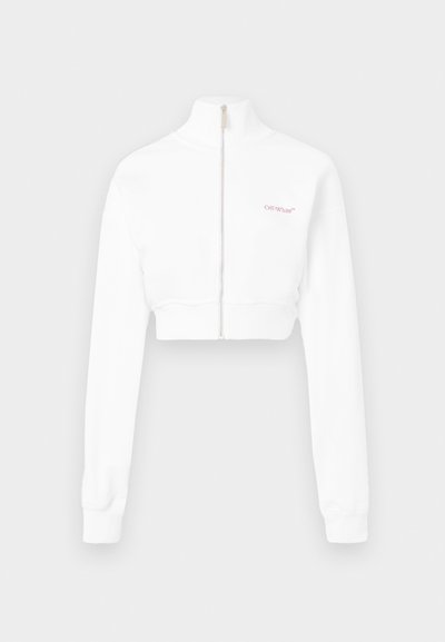 Korte witte zip-up jacket gemaakt van een zachte stof, met lange mouwen en een subtiele rode "Off-White" logo op de borst.