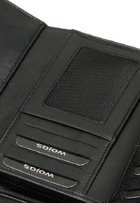 Zwart leren portemonnee-interieur met meerdere kaartsleuven, een mesh-ID-venster en een soepele textuur met rode accenten op de kaartsleuven.