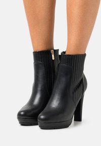 Anna Field Bottines à talons hauts - black