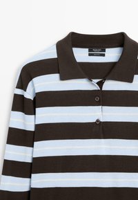 Koszulka polo z długim rękawem w szerokie poziome paski w kolorach brązowym, jasnoniebieskim oraz cienkich jasnopomarańczowych linii, z dwoma brązowymi guzikami na listwie.