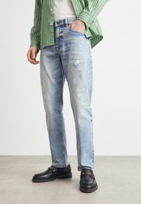BOSS TROY - Traperice ravnih nogavica - bright blue
