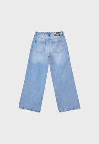 Svetlo modri široki jeans s visokim pasom, zasnovani s petimi žepi in označbo za šivom na zadnjem delu pasu. Gladka tekstura.